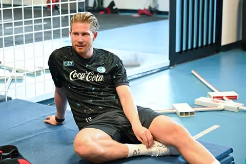 ظهر بقميص مارادونا.. دي بروين يبدأ مشواره مع نابولي